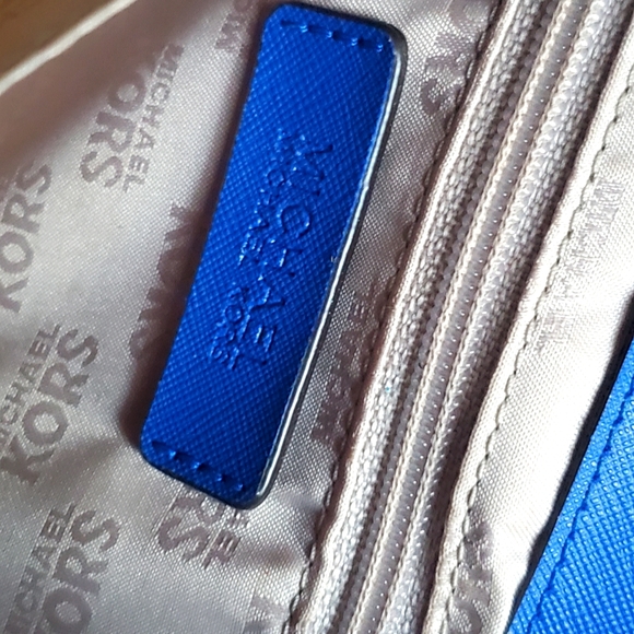 LIKE NEW* Michael Kors Tina Electric Blue ๐ Perforated Floral Shoulder Bag - Picture 7 of 12